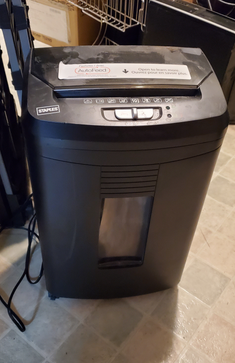 Staples AutoFeed Shredder, 10-Sheet