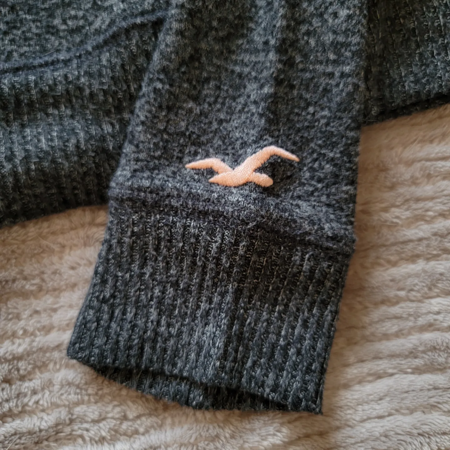 💚 Hollister dark grey crewneck sweater image indicator(2)