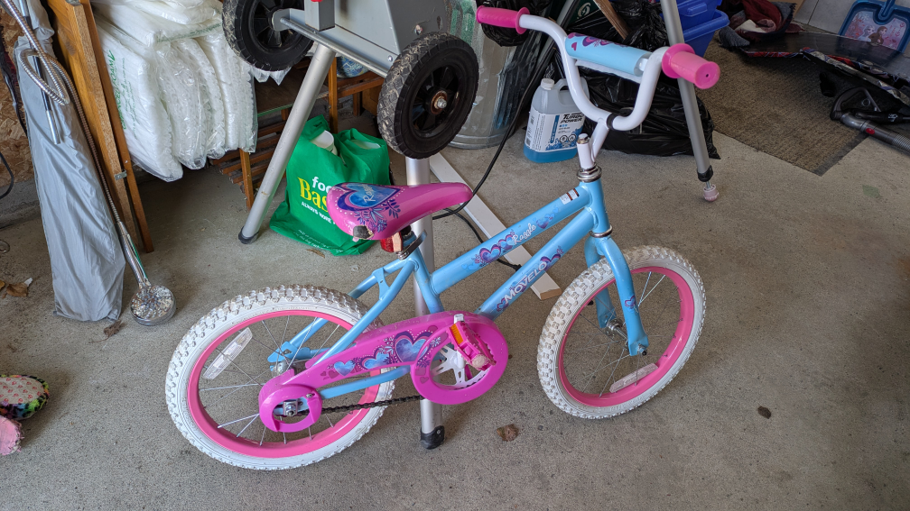 Girls' 16 inch bike 💚