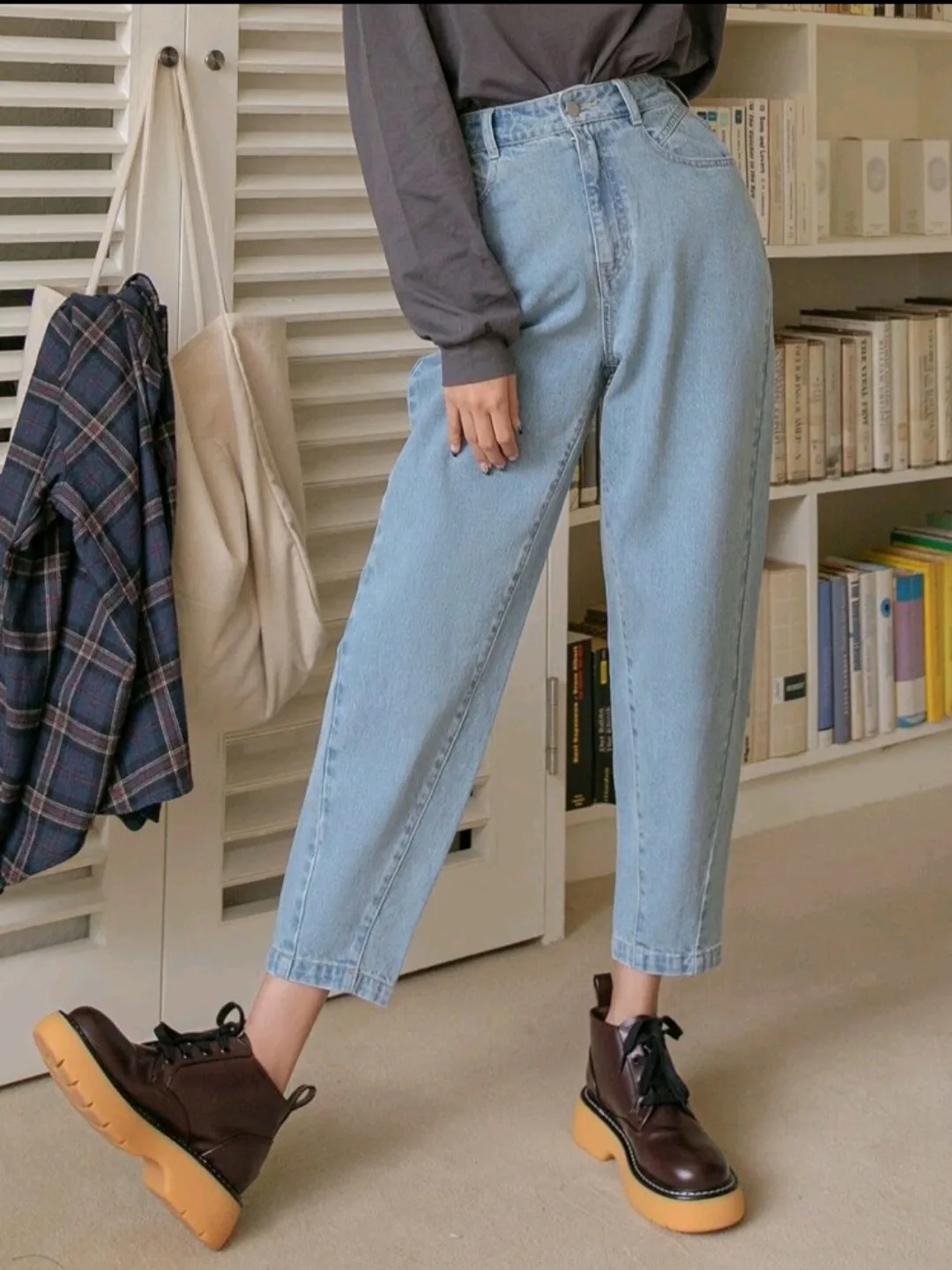 Light Wash Mom Jeans image indicator(3)