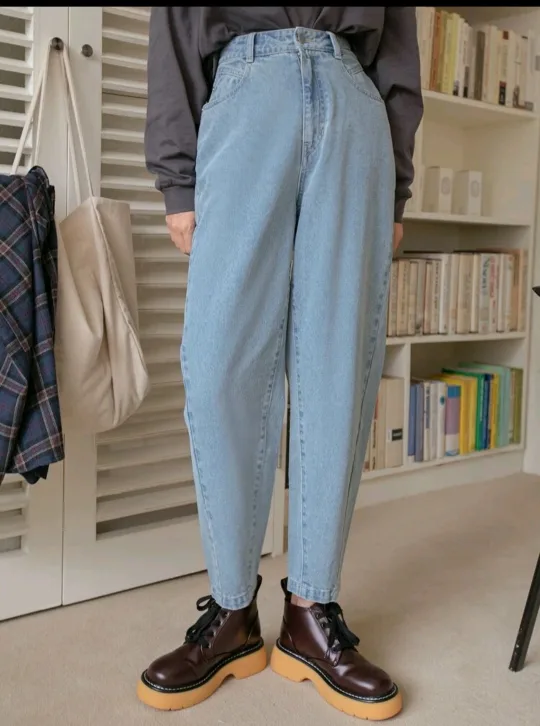 Light Wash Mom Jeans image indicator(4)