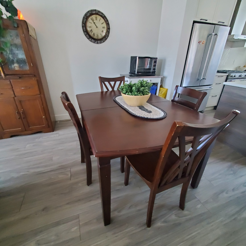 Extendable Butterfly leaf Dining Table