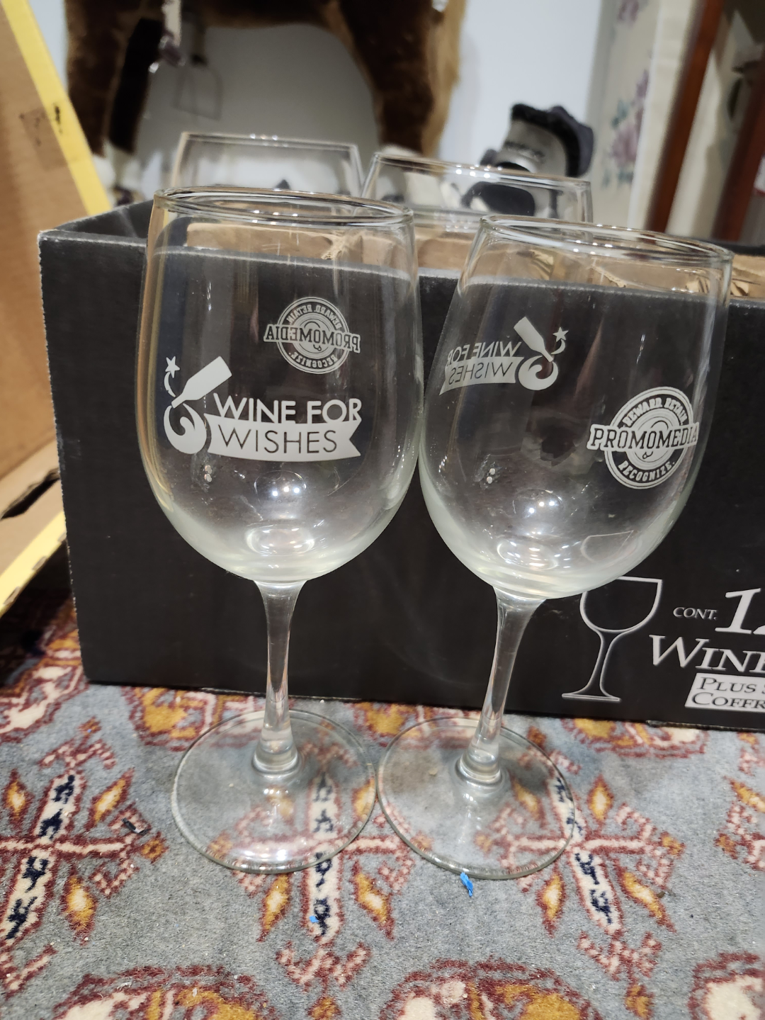 8 Wine Glasses - photo 2