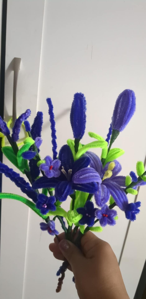 Pipe cleaner flower bouquet