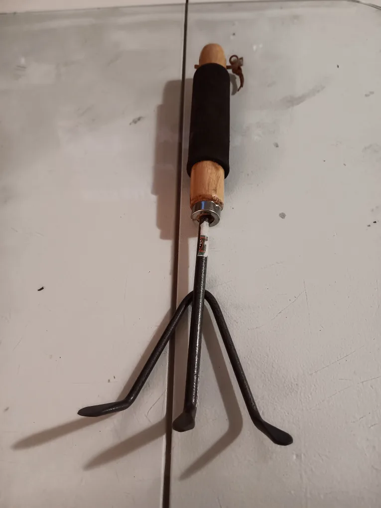 Three-pronged hand cultivator gardening tool🇨🇦 image indicator(2)