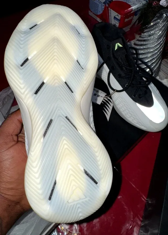 Adidas ae 1 stormtrooper size 5 & 5.5y image indicator(4)