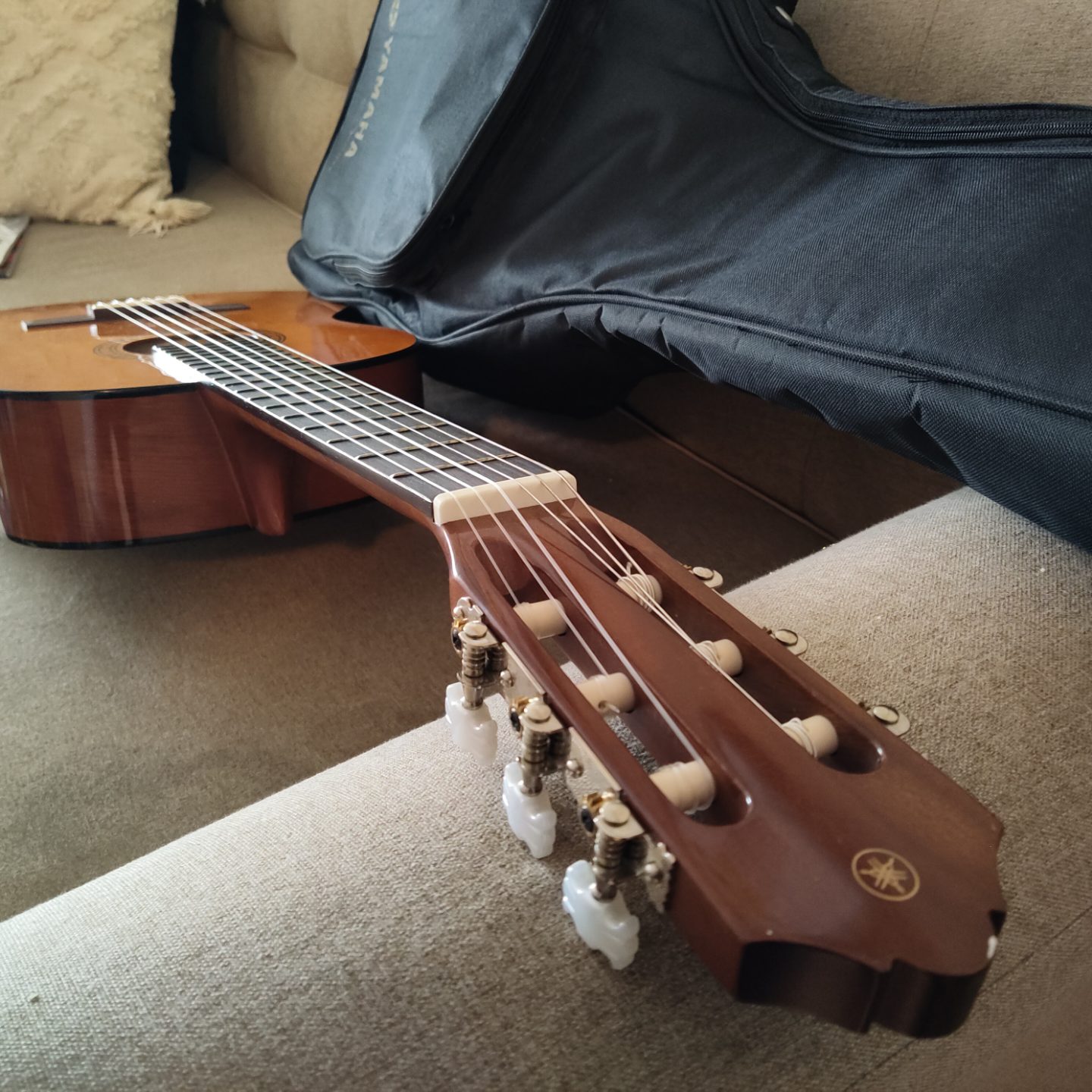 Yamaha Junior Classical Guitar with Gig Bag - photo 3
