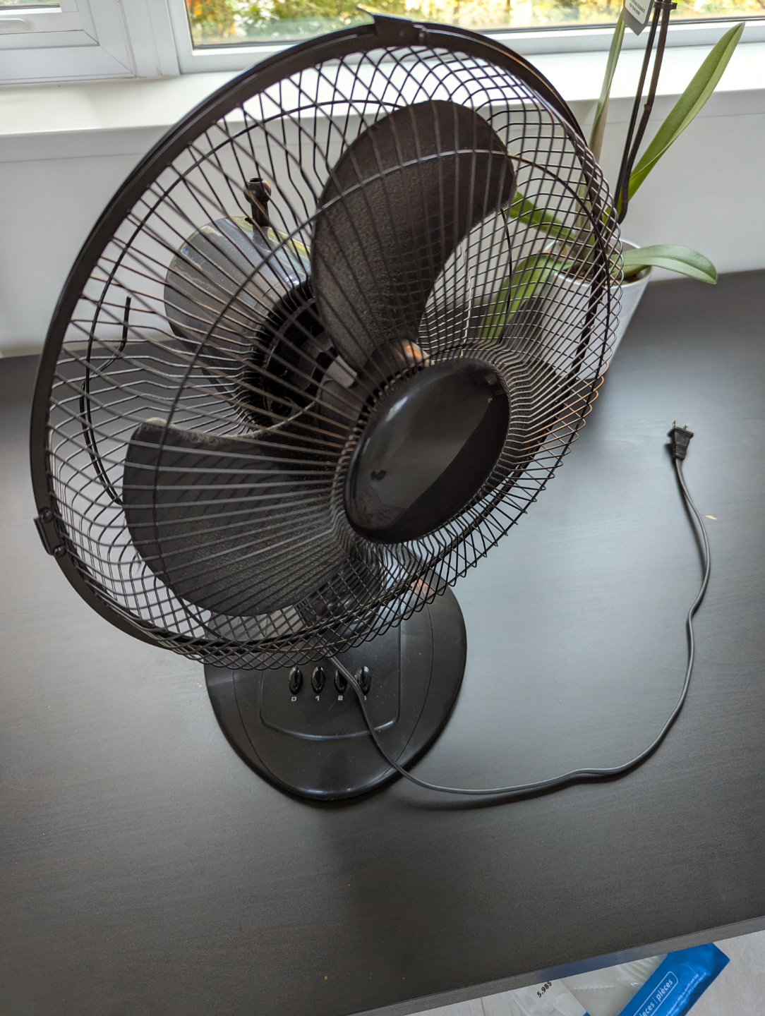 Black Oscillating Desk Fan - photo 2