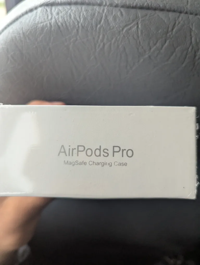 New Apple AirPods Pro with MagSafe Charging Case image indicator(2)