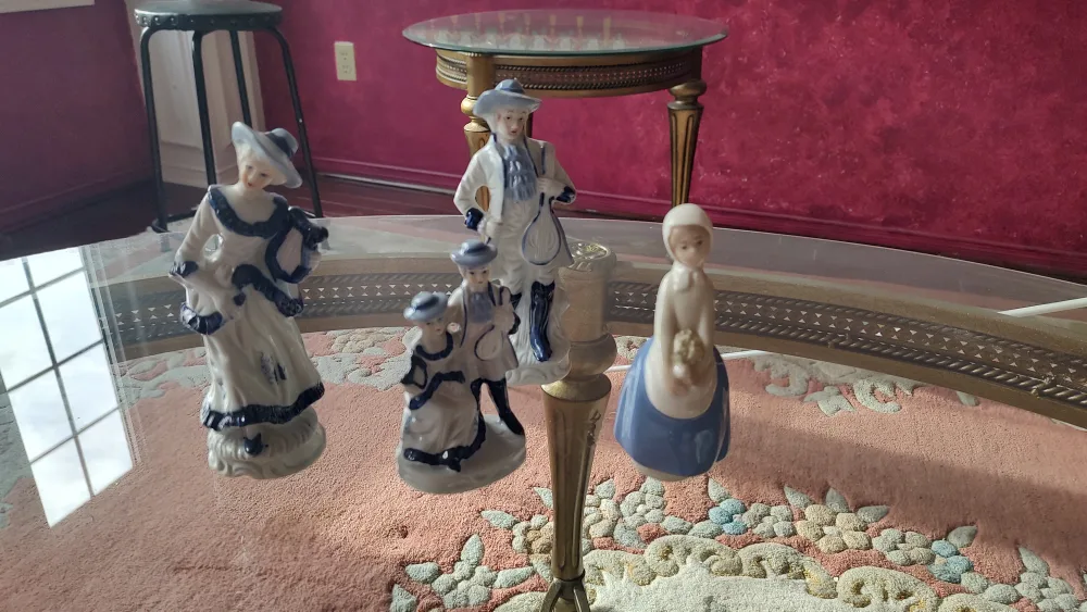 Set of four porcelain figurines image indicator(2)