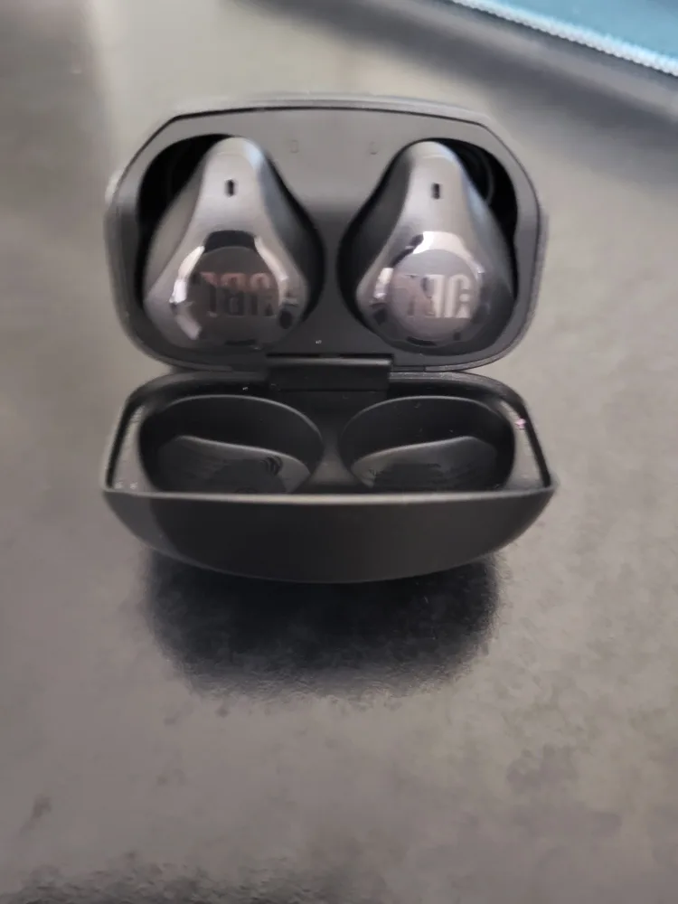 JBL Club pro + tws wireless earphones image indicator(2)