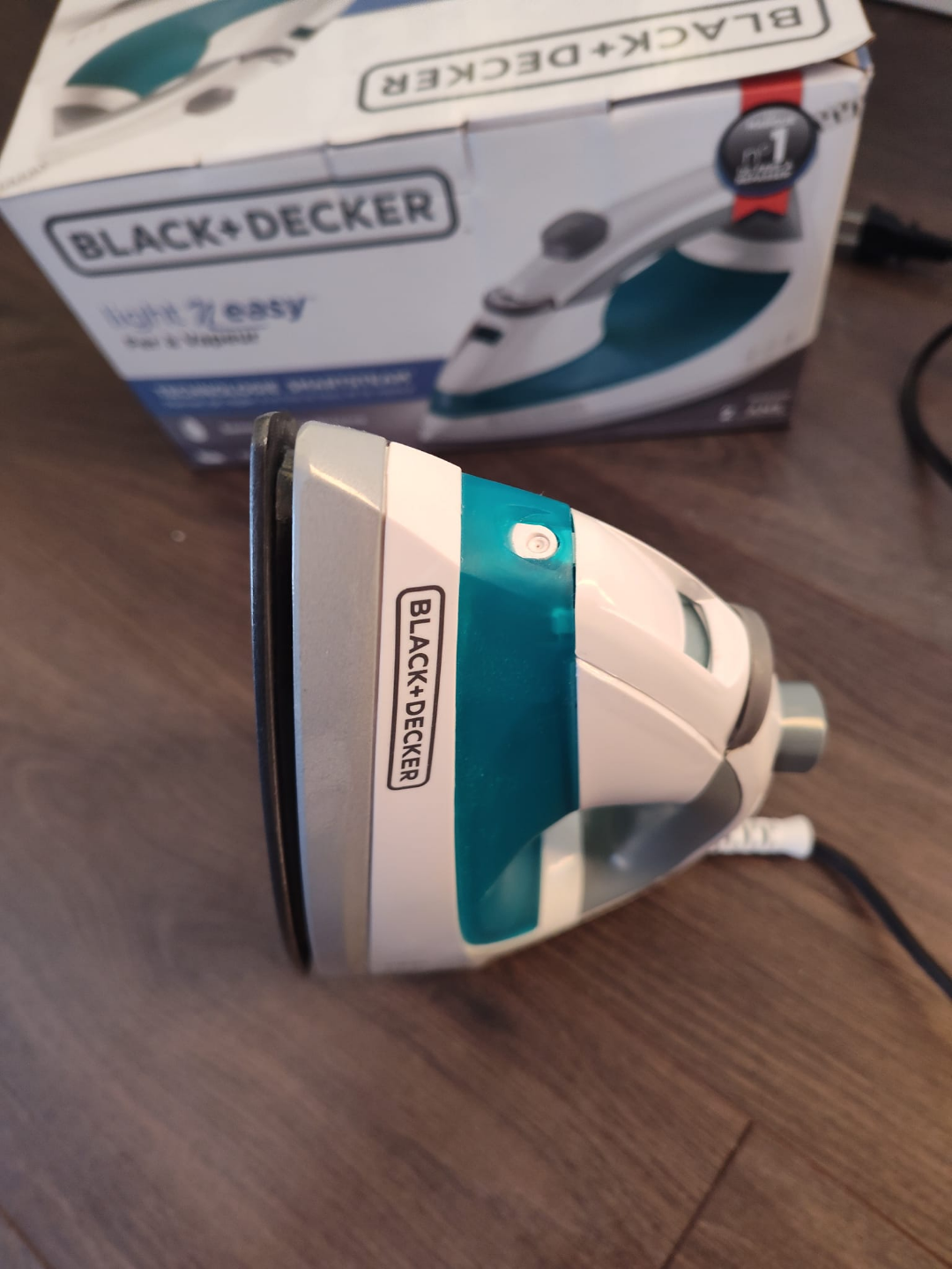 Black+Decker Light 'n Easy Steam Iron & Small Ironing Board - photo 2