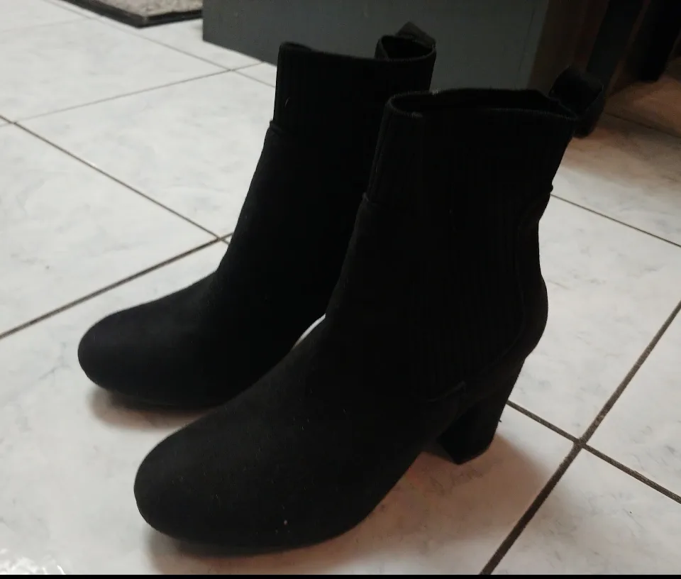 Women's Boots (size 8) image indicator(2)