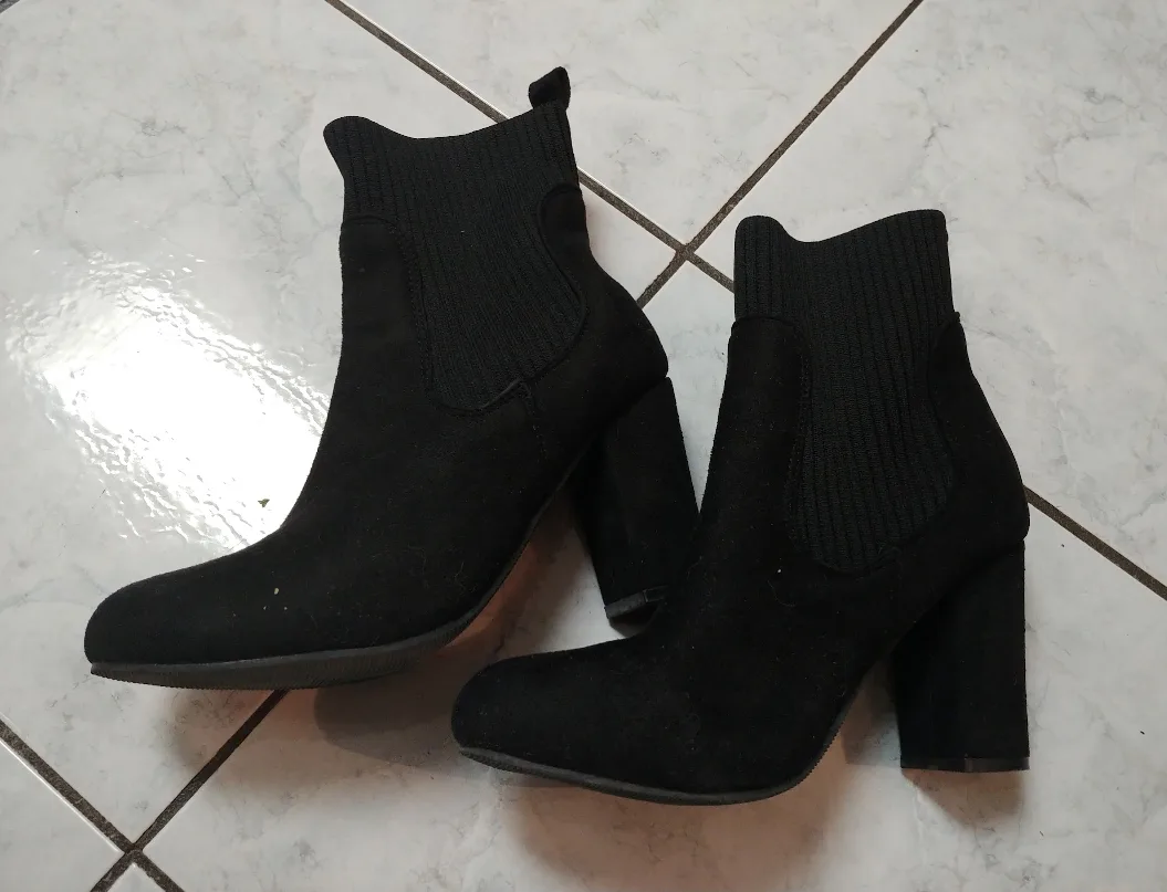 Women's Boots (size 8) image indicator(3)