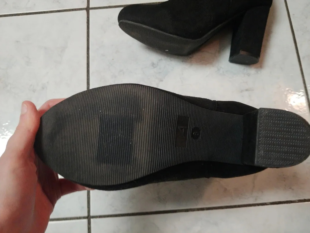 Women's Boots (size 8) image indicator(4)