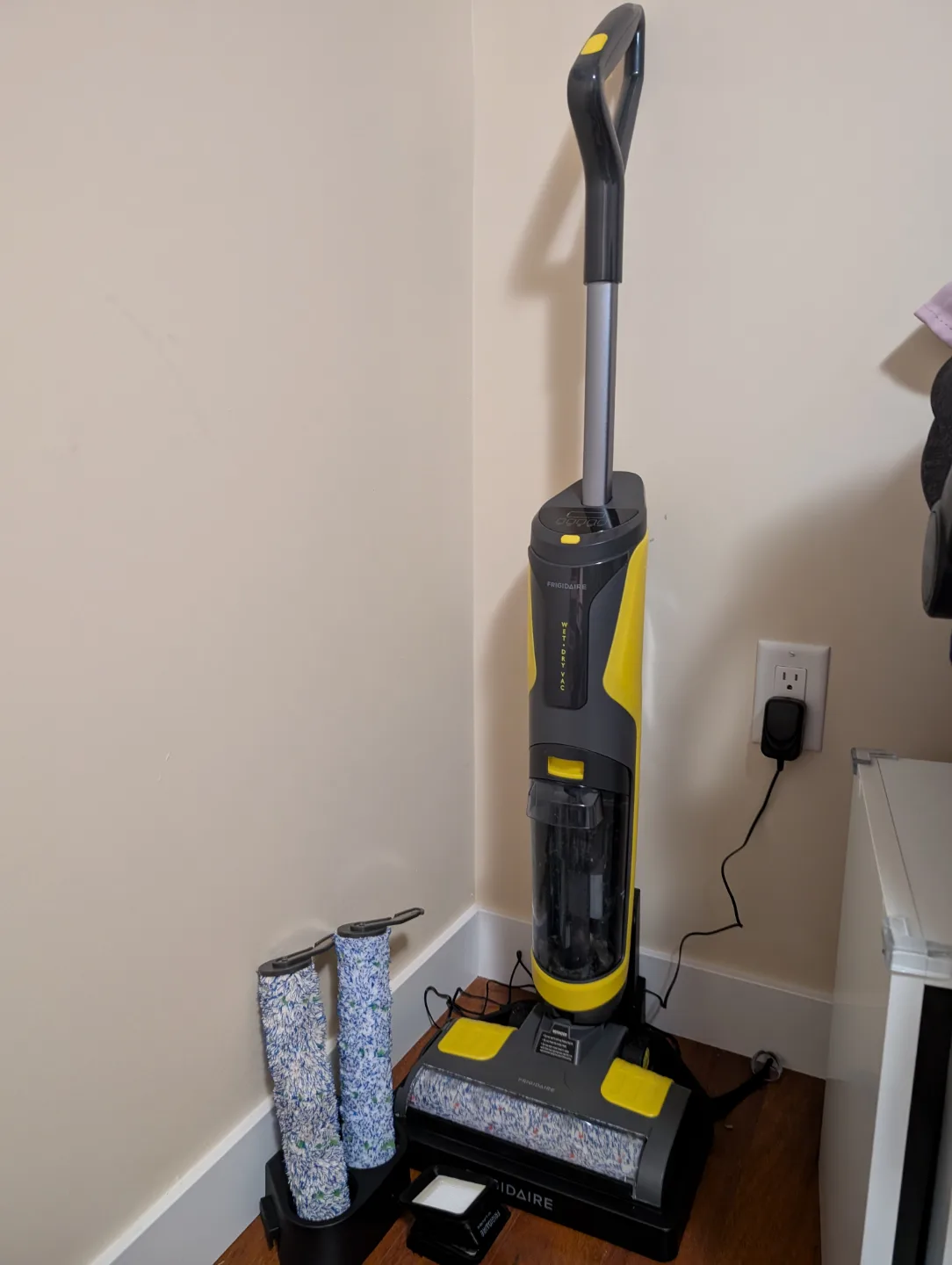 Frigidaire 2-in-1 Vacuum and Wash Cordless Floor Cleaner thumbnail