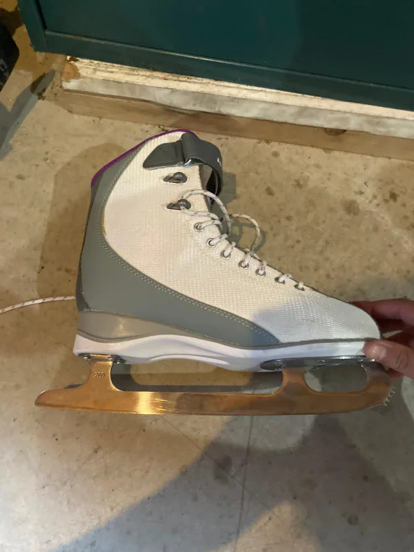 Used Figure Skates Size 8🥕 image indicator(2)
