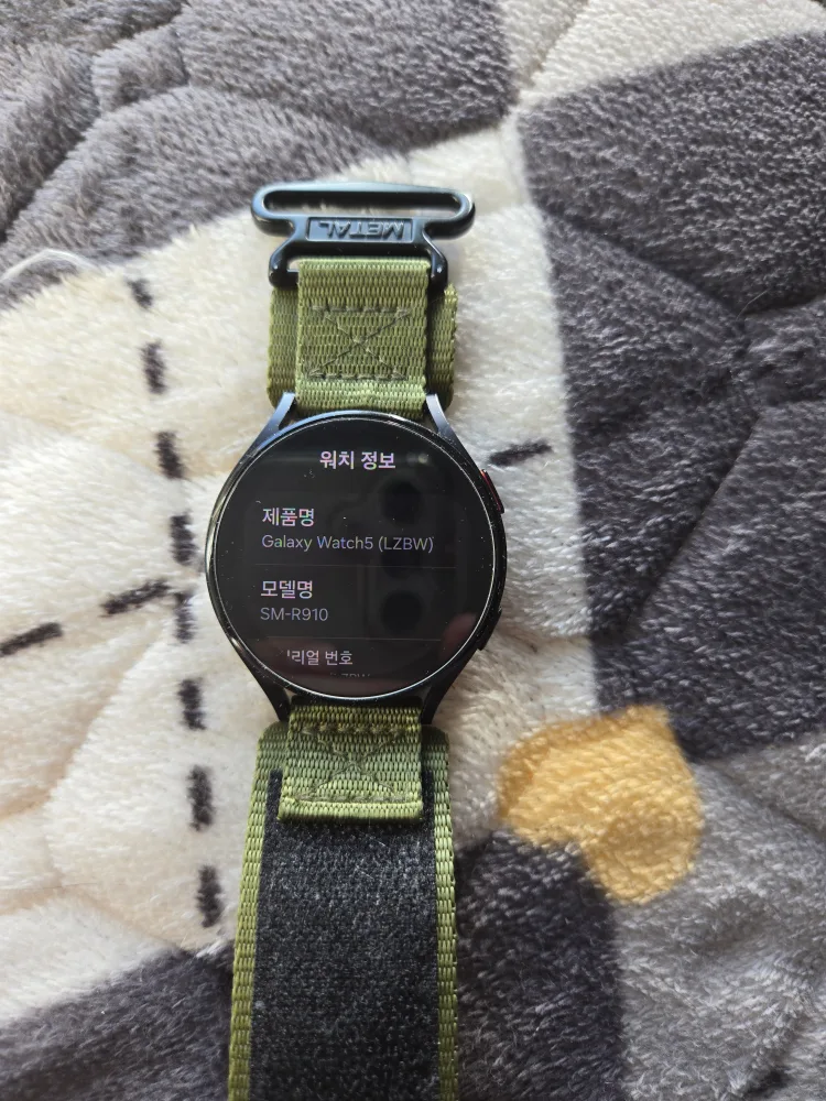 Samsung Galaxy Watch 5 (44mm) with extra bands and case image indicator(2)