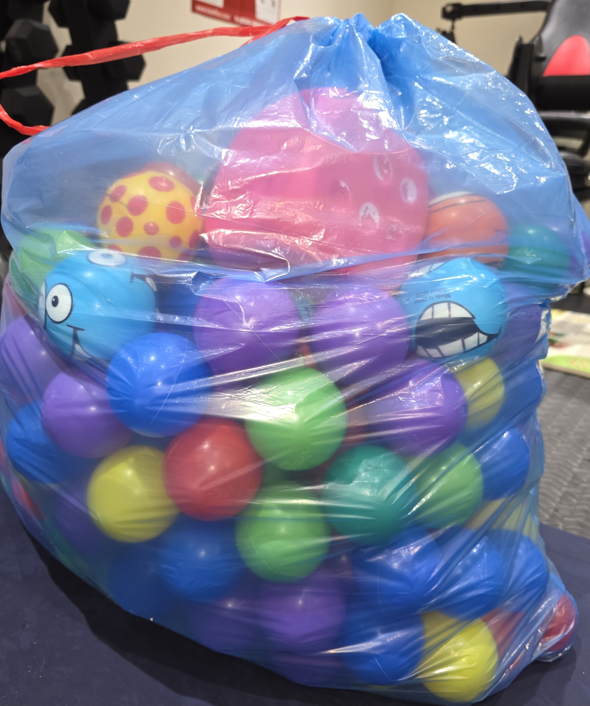 Large Bag of Play Balls x 264 - photo 2