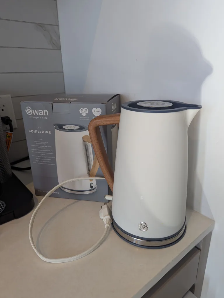 Swan 1.7L Kettle with Wooden Handle image indicator(2)