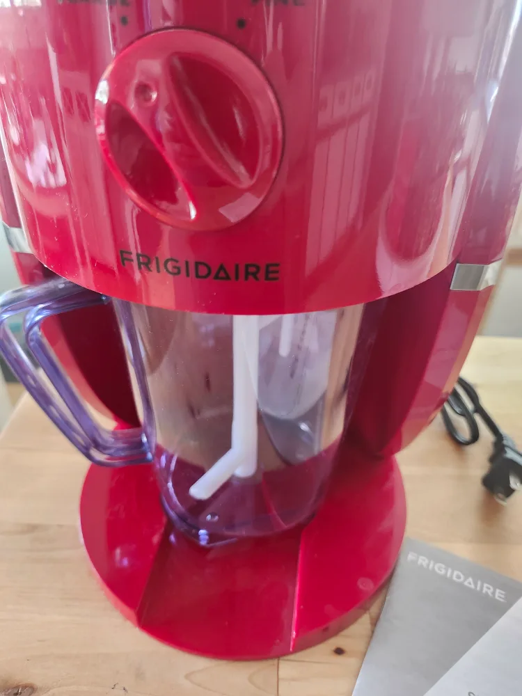 Frigidaire Red Snow Cone, Shaved Ice, and Slushy Maker image indicator(4)