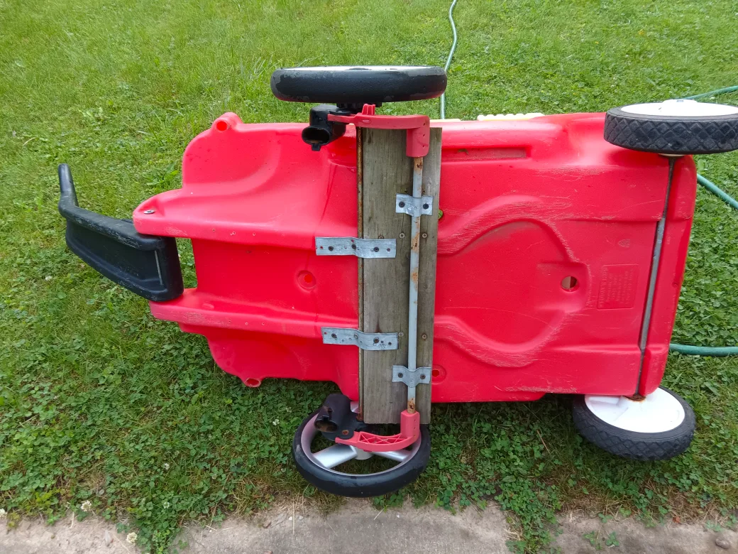 Two seats red wagon $10 image indicator(3)