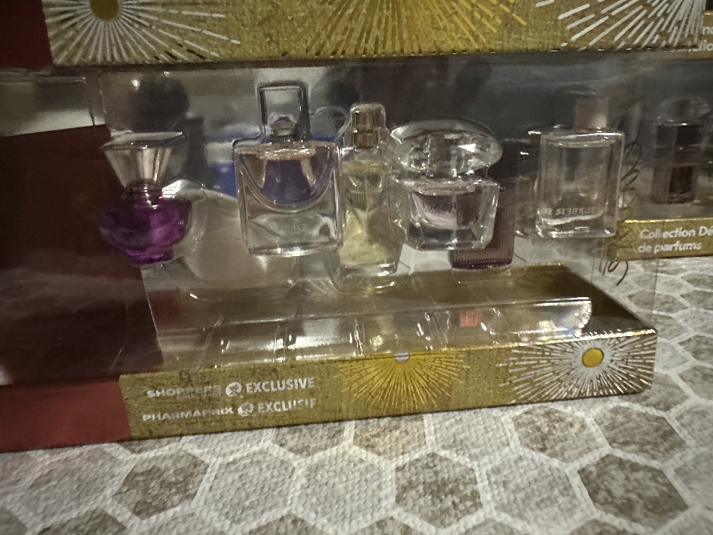 Shoppers  Exclusive Perfume Sampler Set - photo 3