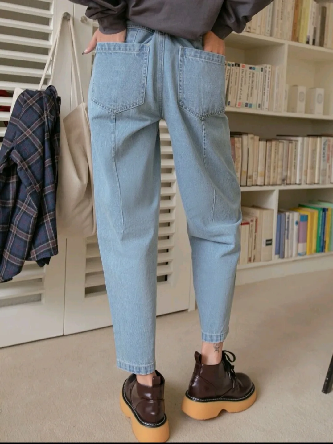 Light Wash Mom Jeans image indicator(5)