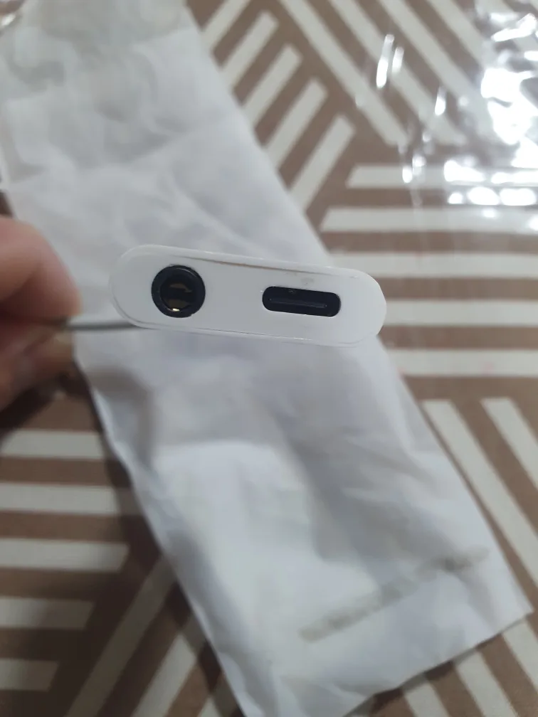 USB-C to 3.5mm Headphone Jack Adapter image indicator(2)