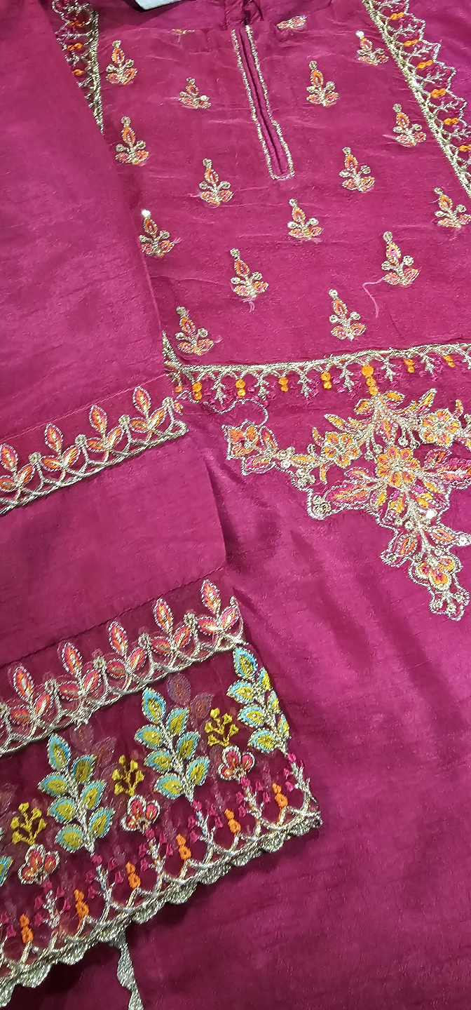 Gorgeous Embroidered Pink girls Shalwar Kameez - photo 3