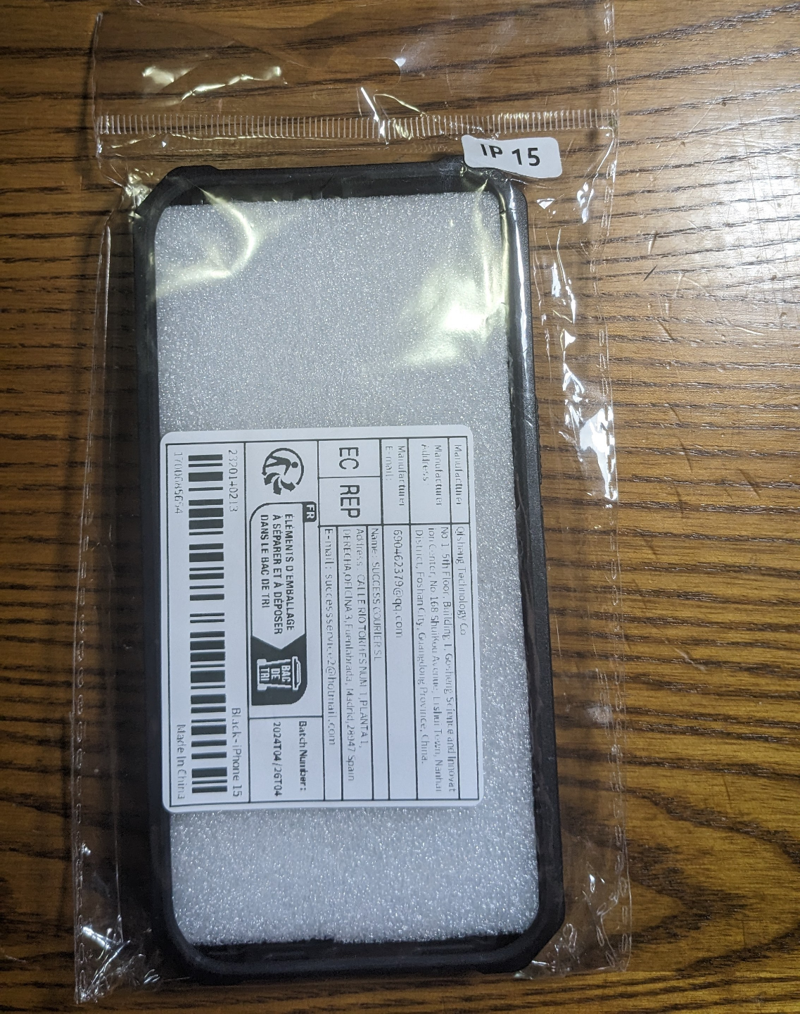 black iPhone 15 case - photo 2