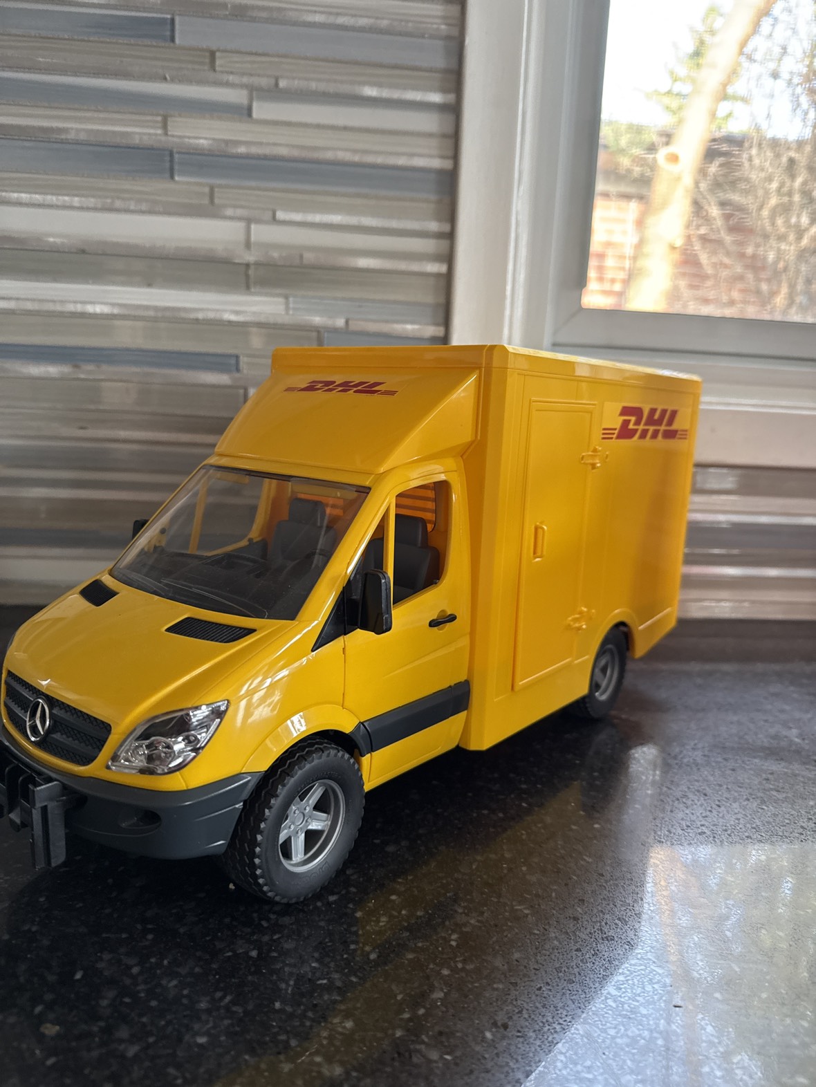 Bruder DHL Truk