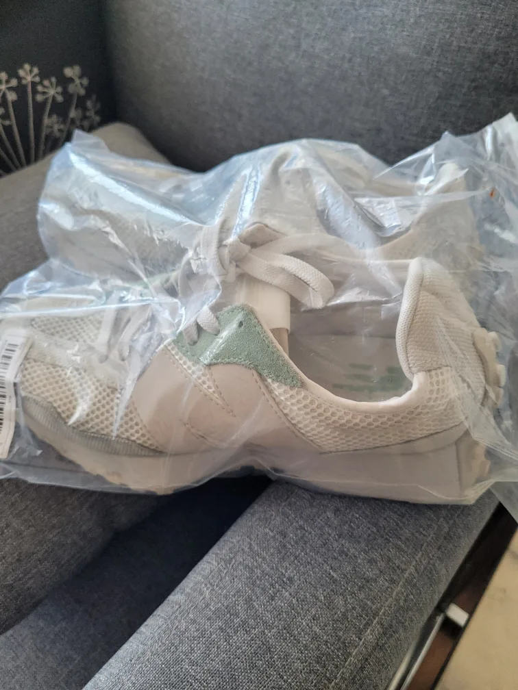 NB Sneakers thumbnail