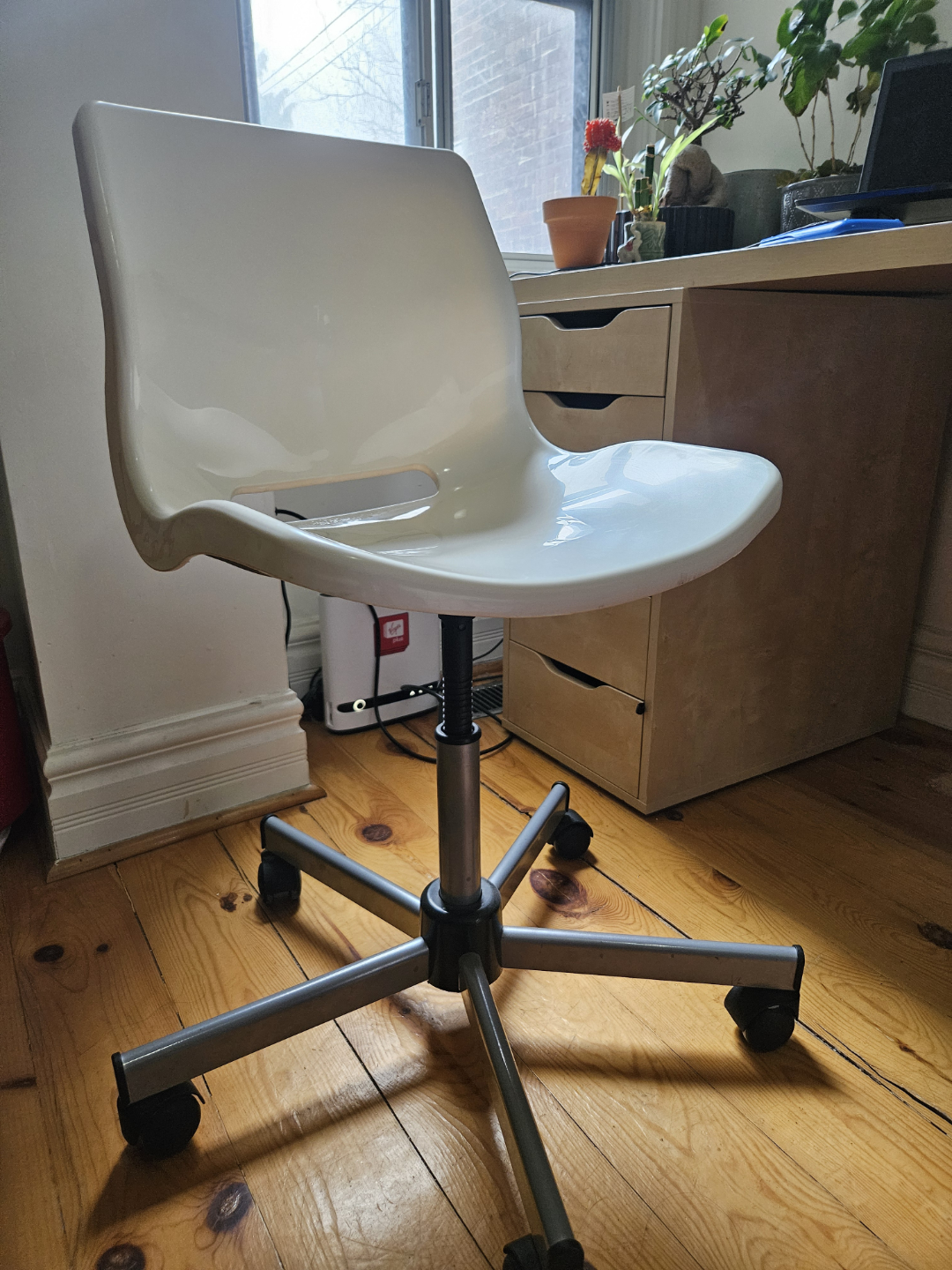 White Plastic Swivel Chair - photo 2