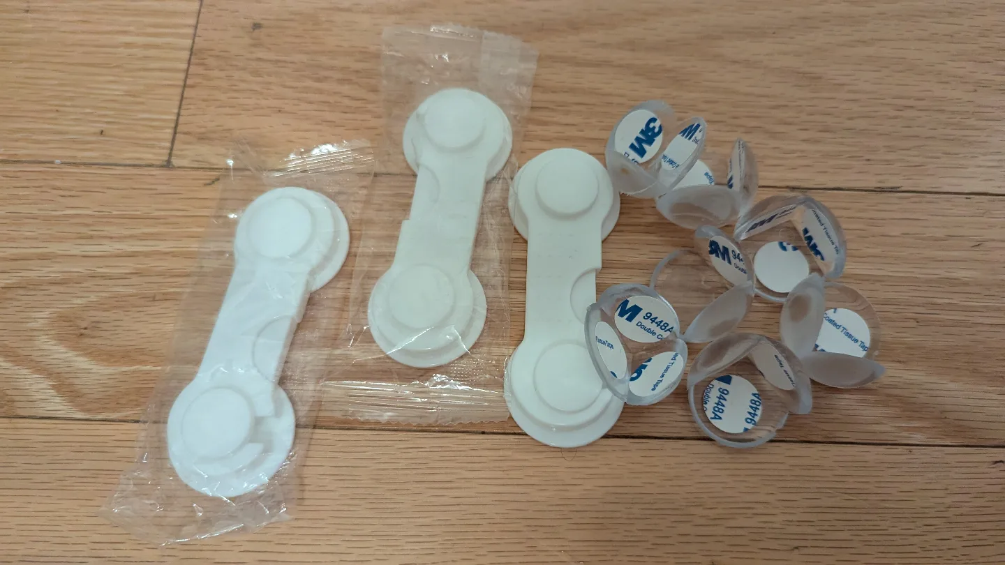 Summer Infant 2-in-1, Cactus toy and child safety locks image indicator(4)