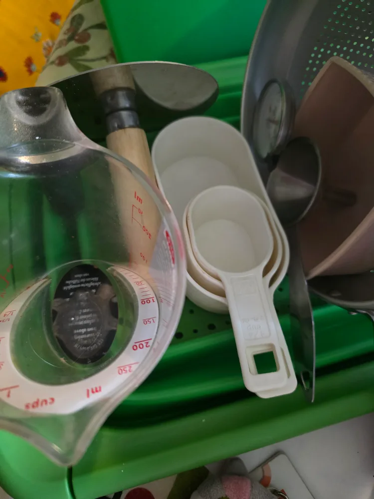 💚Assorted Kitchen Utensils and Measuring Cups image indicator(3)