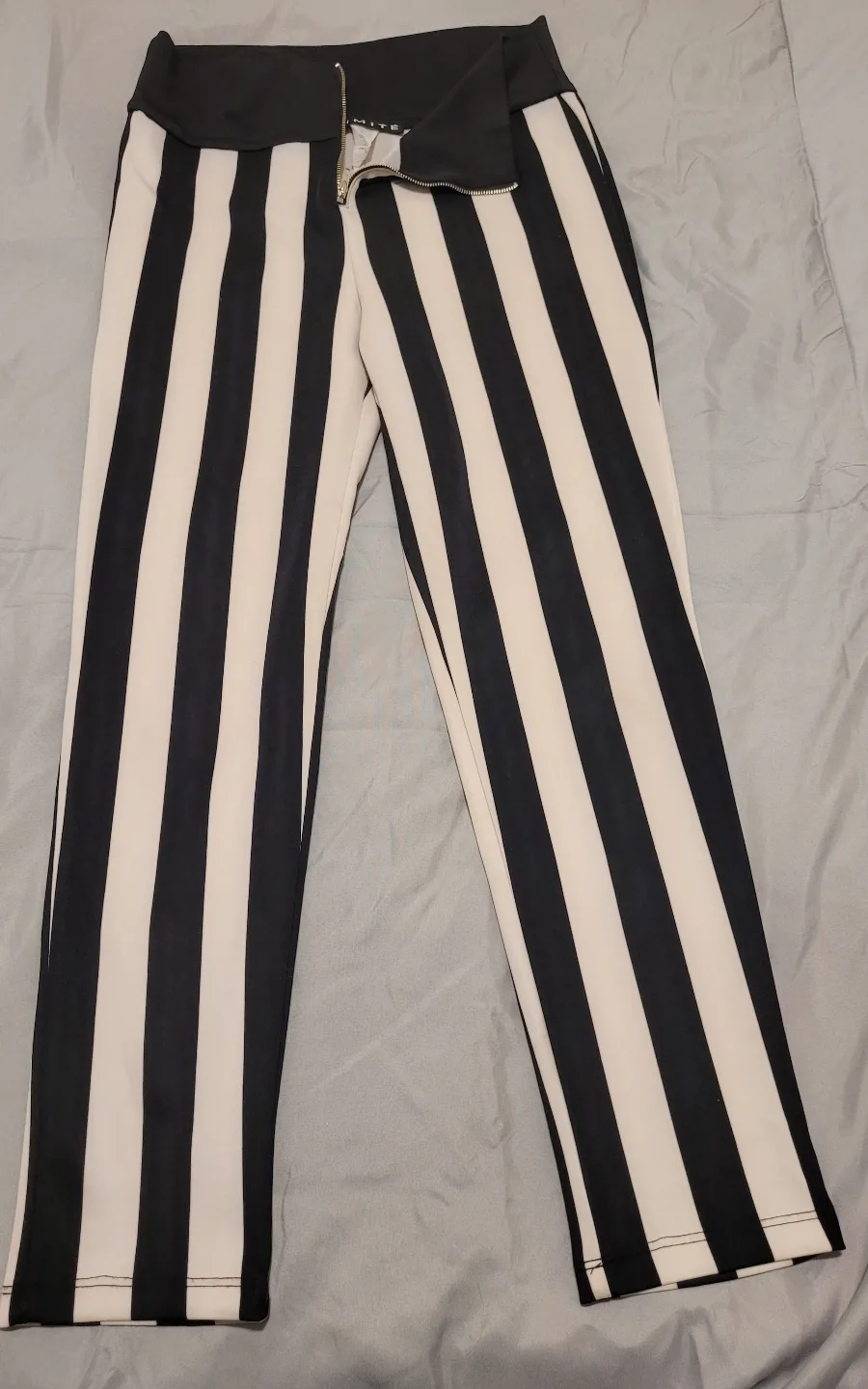 Two pairs of women's pants - striped and floral both for 12$ image indicator(4)