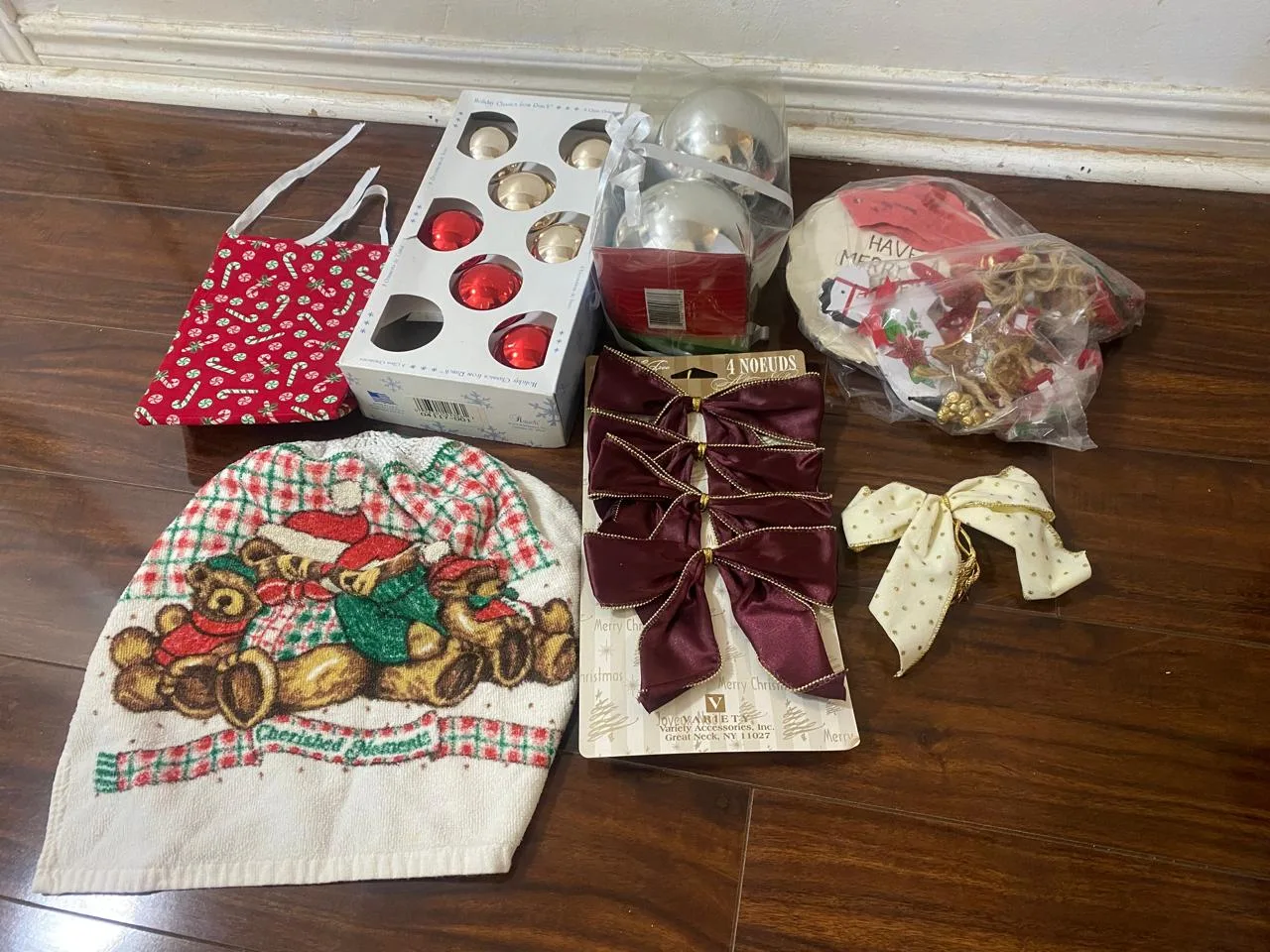 Christmas Decorations & Gift Bag Bundle thumbnail