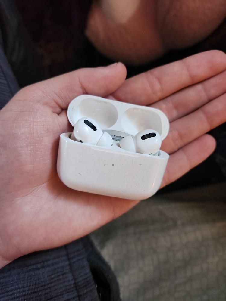 Apple AirPods Pro (1st generation) with Charging Case