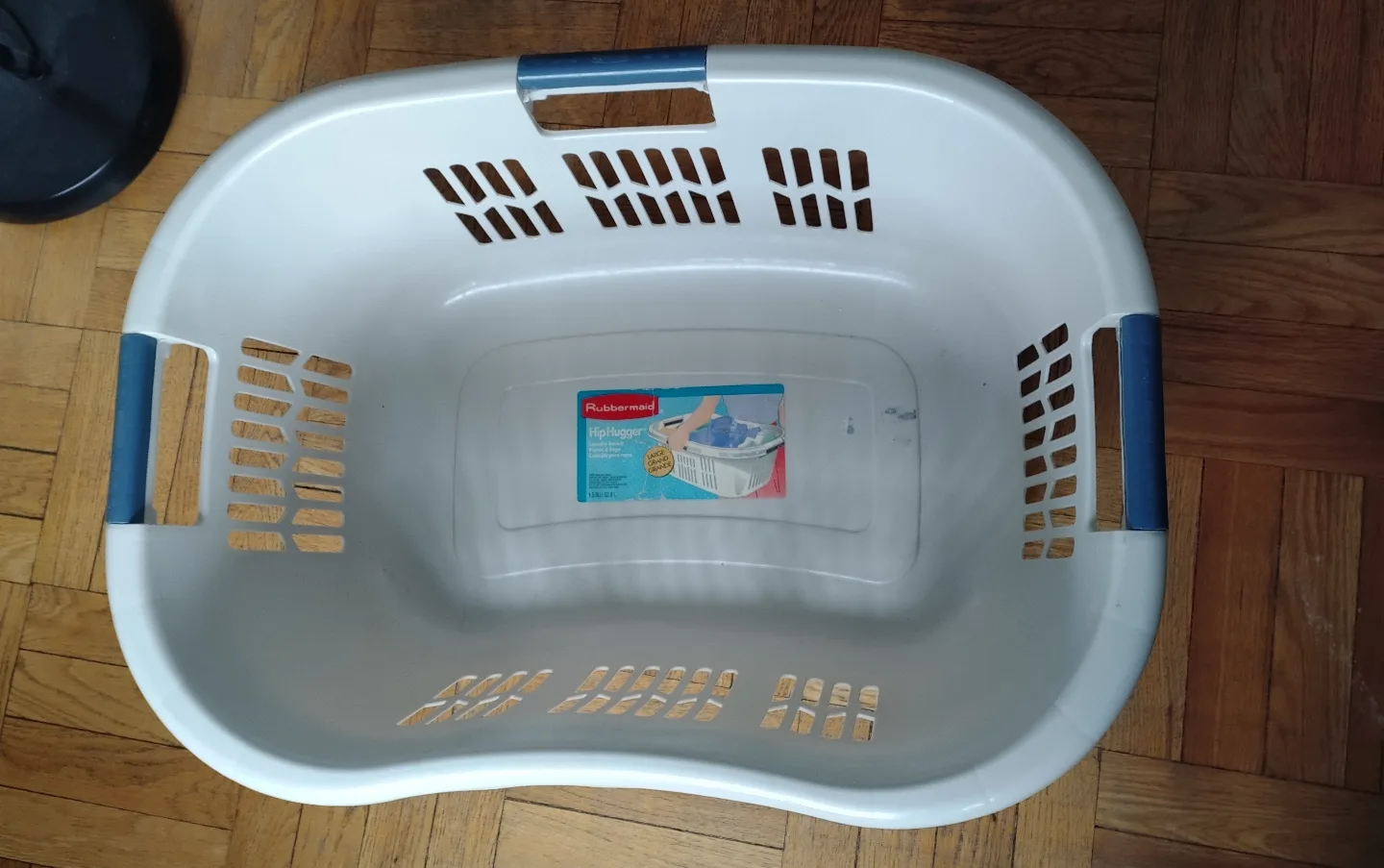 Rubbermaid HipHugger Large Laundry Basket image indicator(2)