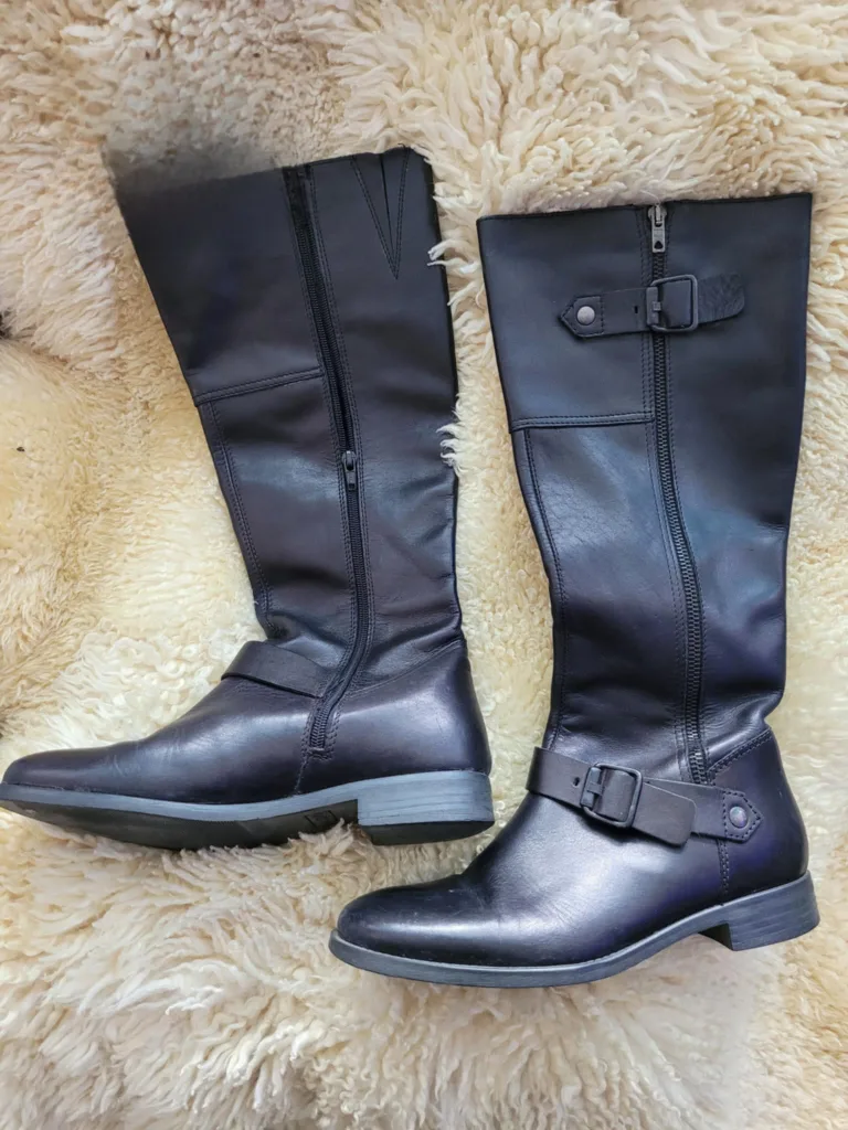 Women's Black Leather Knee-High Boots thumbnail