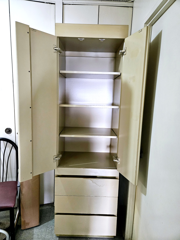 Tall Beige Dresser With 3 Drawers 2 Ft W X 18" D X 6'6" H💚 - photo 2