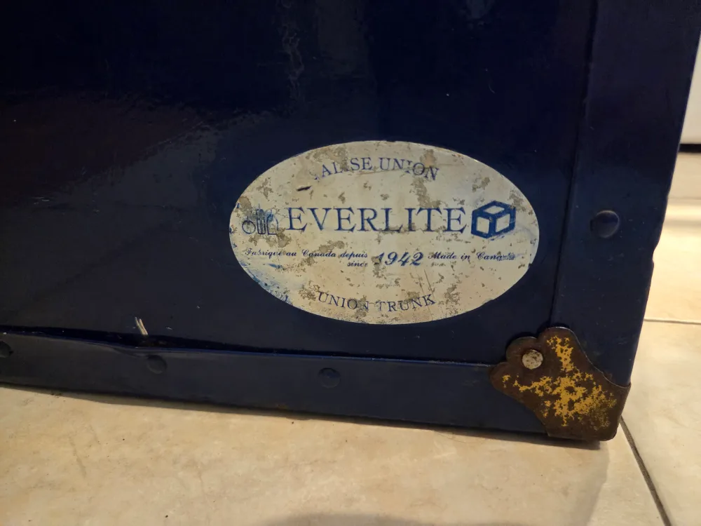 Vintage Everlite Trunk - Made in Canada image indicator(2)