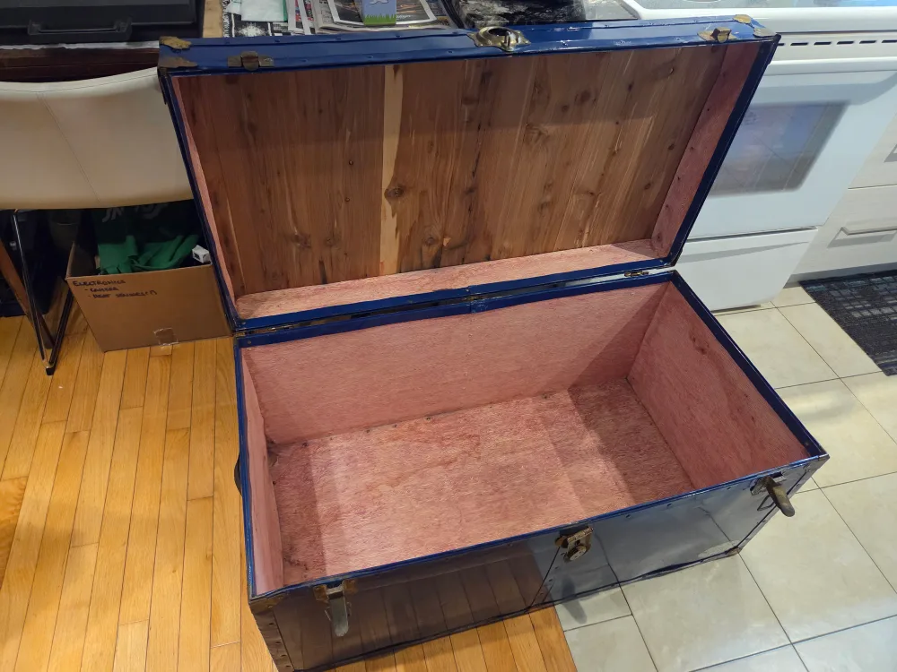 Vintage Everlite Trunk - Made in Canada image indicator(3)