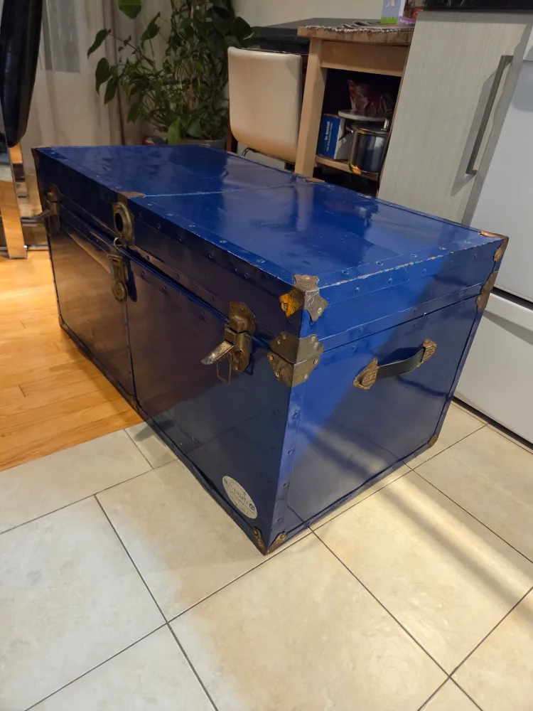 Vintage Everlite Trunk - Made in Canada image indicator(5)