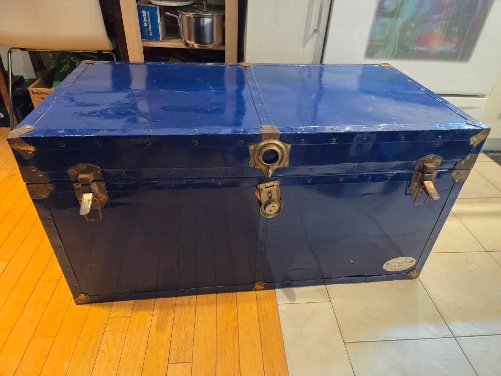 Vintage Everlite Trunk - Made in Canada image indicator(7)