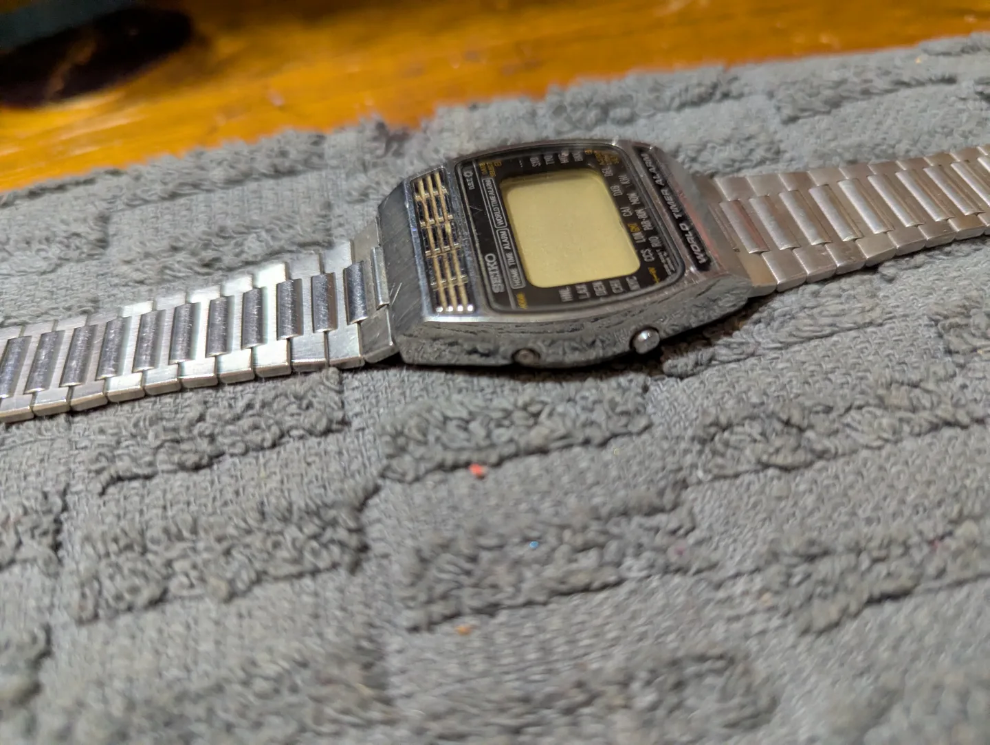 Vintage Casio Digital Watch with Metal Band image indicator(2)