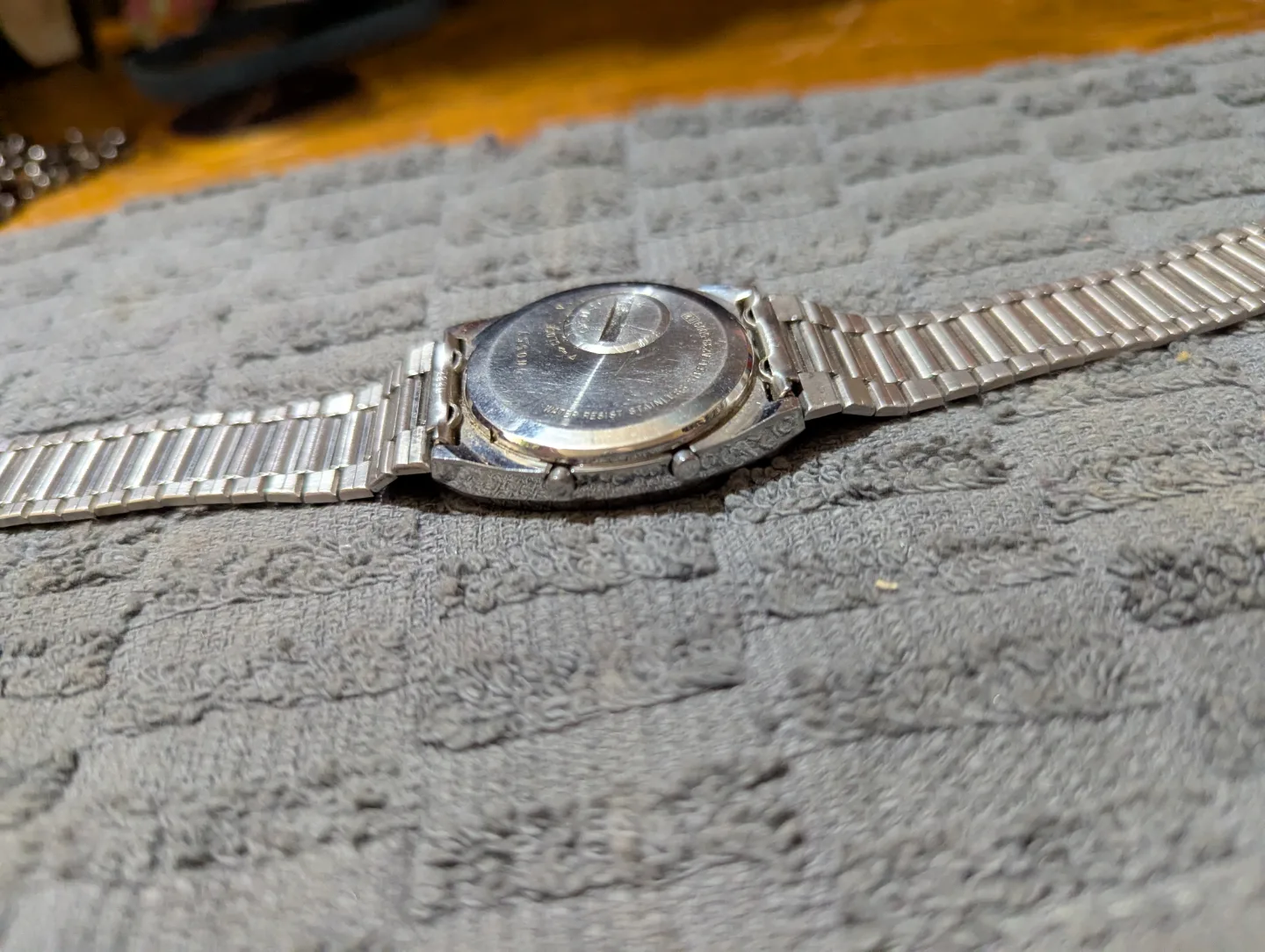 Vintage Casio Digital Watch with Metal Band image indicator(3)