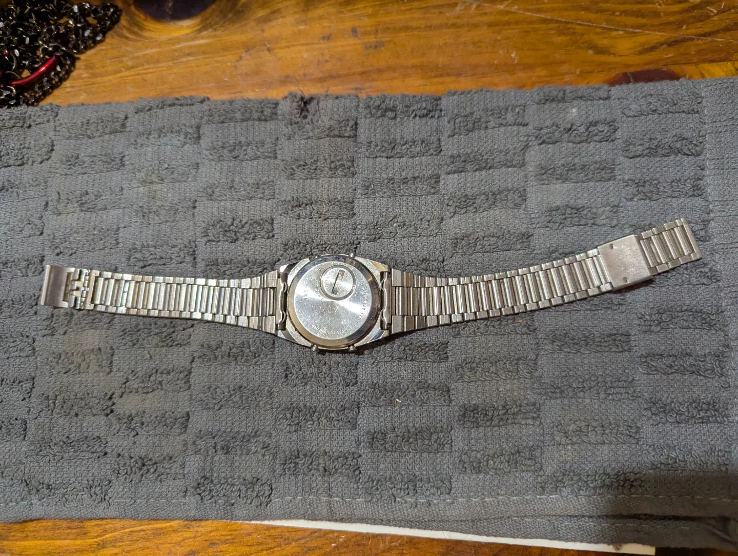 Vintage Casio Digital Watch with Metal Band image indicator(4)