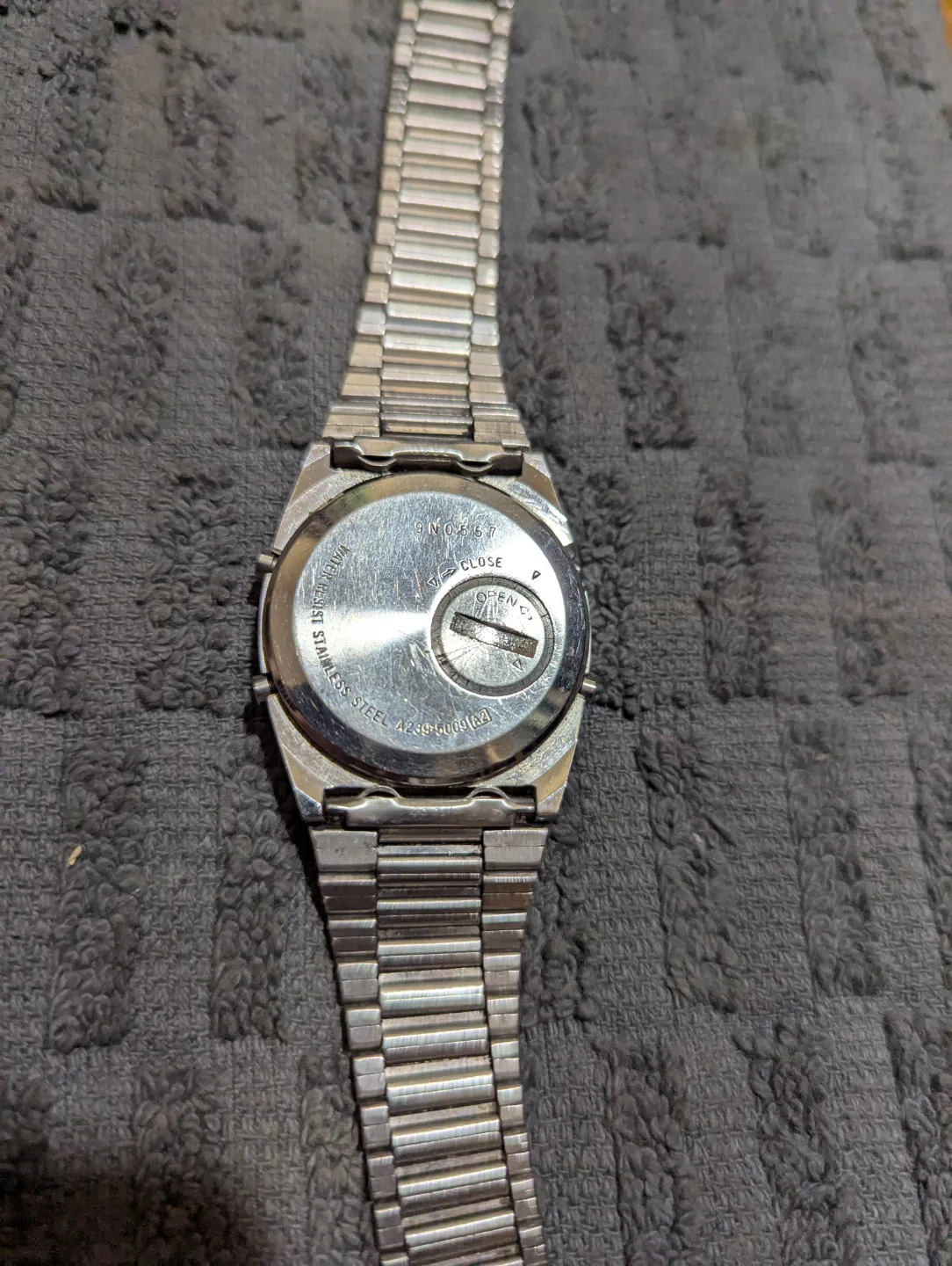 Vintage Casio Digital Watch with Metal Band image indicator(5)